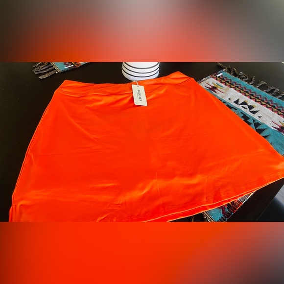 Ekouaer Orange Women's Skort. Model is actual color not last photo. - Picture 3 of 3